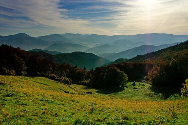 Prvé výhľady, v pozadí Korytnická dolina a Nízke Tatry