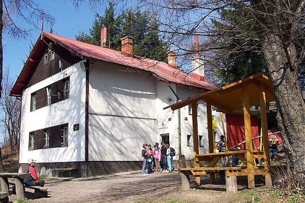 Chata v jarnom šate (autor foto: Tomáš Trstenský)