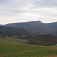 Kaňon Poráčska dolina, nad ním plošina Slovinskej skaly (ohraničená vrcholmi Skala, Holica, Matisovec)