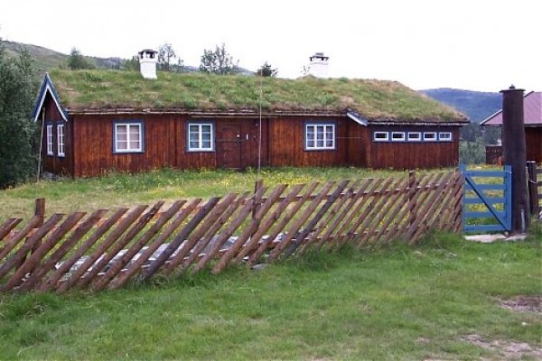 Typická nórska chata s trávnatou strechou
