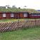 Typická nórska chata s trávnatou strechou