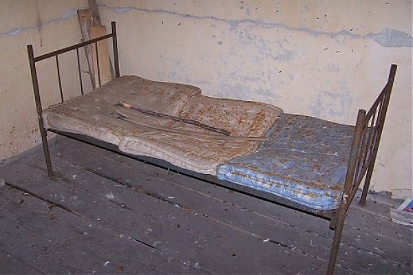 V zrube sú tri staré kovové postele (autor foto: Tomáš Trstenský)