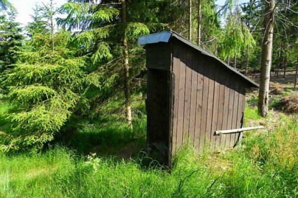 Suchý záchod (latrína) oproti útulni (autor foto: Tomáš Trstenský)