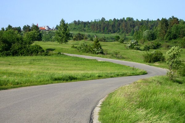 Zvlnená cesta, hore dedinka Uloža