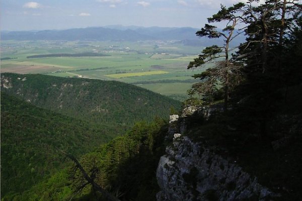 Výhľad zo skalnej terasy na Turčiansku kotlinu