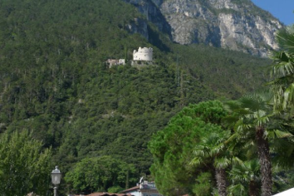 Riva del Garda, naša trasa vedie cez vežu Bastione na ten malý špic presne nad ňou, Cima S. A. T.
