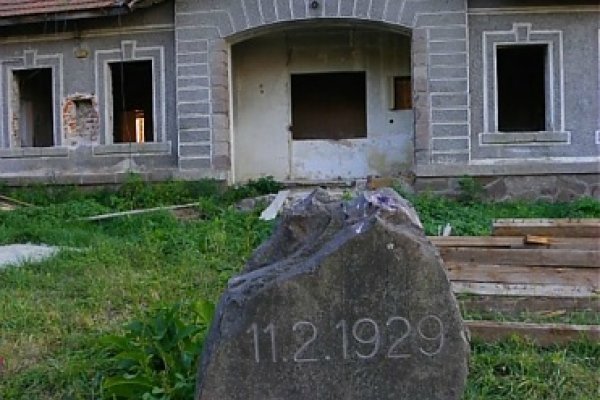 Pamätný kameň označujúci najnižšiu nameranú teplotu vzduchu na Slovensku v Pstruši