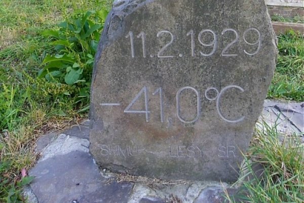 Pamätný kameň označujúci najnižšiu nameranú teplotu vzduchu na Slovensku v Pstruši