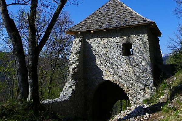 NP Muránska planina: Vstupná brána Muránskeho hradu (autor foto: Tomáš Trstenský)