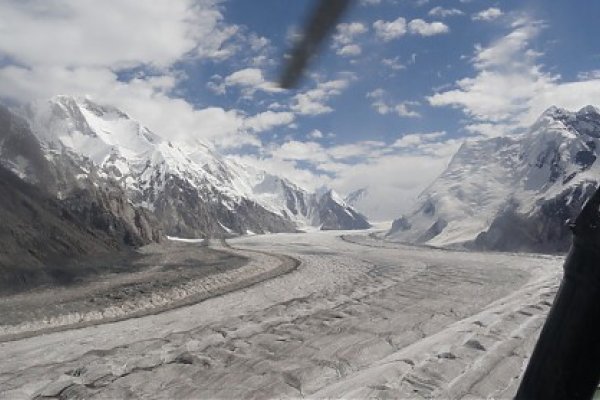 Pohľad z vrtuľníka na ľadovec
