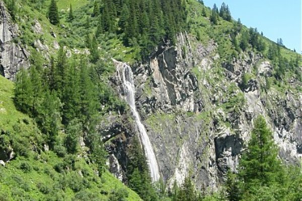 Jeden z mnohých vodopádov v údolí