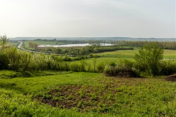 Pohľad na obec Turňa a rybník