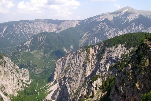 pohlad do doliny a na masiv Schneebergu