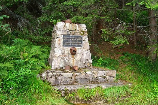 Pamätník venovaný padlým partizánom pod Prašivou