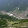 Pohľad z Čiernych stien na poslednú zákrutu cesty ešta stále pod lavínou (27. 5. 2009)