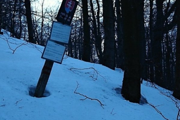 Stĺpik s infotabuľkou už asi dlho nevydrží pod každoročnými návalmi snehu