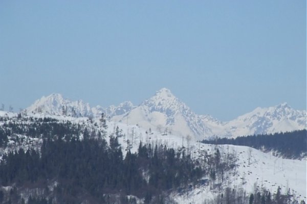 Z kopca je vidieť aj Vysoké Tatry (Gerlachovský štít)