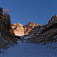 Východ slnka a lavinózny svah Bujačieho vrchu teraz skoro bez snehu