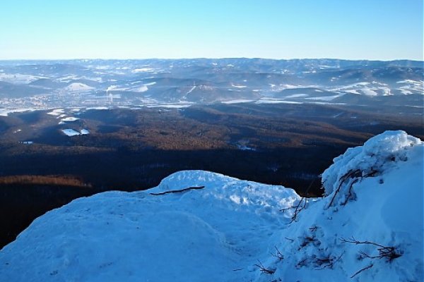 Vľavo v údolí Snina, vzadu hraničná hradba Karpát, čiže SK-PL hranica 