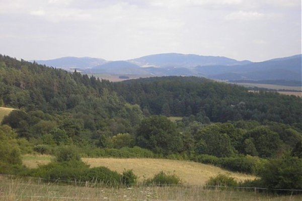 Pohľad z chodníka nad Sliačom na Slatinskú kotlinu a Ostrôžky