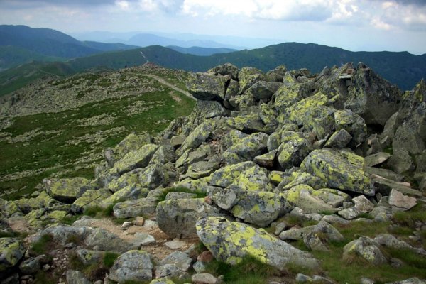 Na hlavnom hrebeni v okolí Derešov, v strede je Poľana, napravo od nej Zákľuky, vľavo v pozadí Chabenec