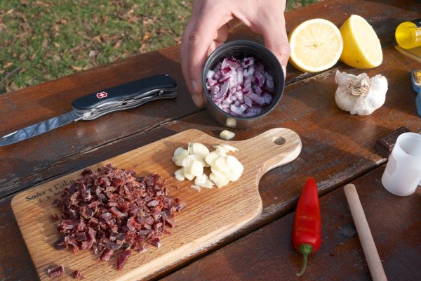 Nakrájaná cibuľka, cesnak a sušené hovädzie mäso (autor foto: Ľubomír Mäkký)