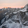 Pohľad zo sedla Váha na Galériu Ganku a do Bielovodskej doliny; v zapadajúcom slnku osvetlené zľava Ľadový a Malý Ľadový štít a vpravo Východná Vysoká, od nej naľavo sedlo Prielom (jeseň 2008)