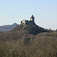 Šomoška a za ňou hrad Salgó (Šalgó) z rozhľadne pri kameňolome Mačacia