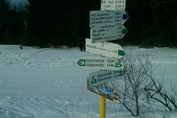 Na vrchole Veľkej Rače, stanica Dedovka - nájdeme aj bežkárske značenie