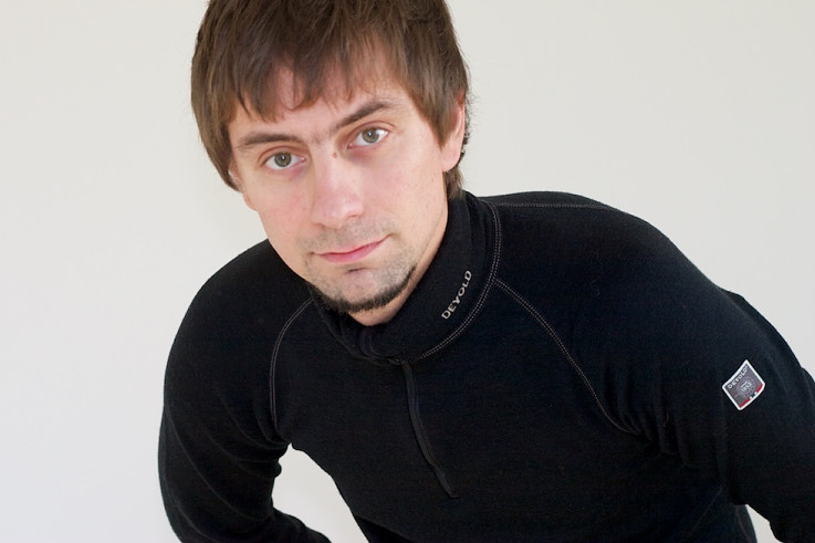 Tričko má reglánový strih, rolovací golier a tretinové rozopínanie na zips