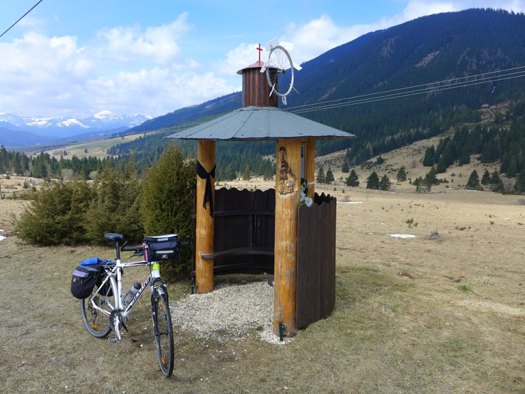 Nad Liptovskou Lúžnou je pamätník mladého muža, ktorý sa tu zabil na bicykli