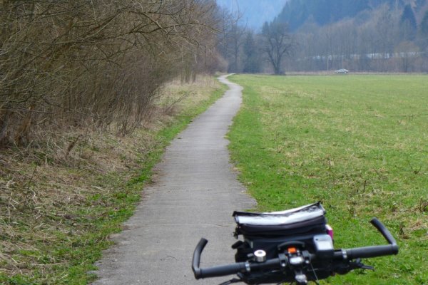 Trasa železničky z Ružomberka do Korytnice dnes ponúka pohodové bicyklovanie popri inak rušnej ceste