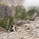 Na konci lávky Gabriela čaká prekvapenie - asi 100-metrový zostup útesom do úzkeho kaňonu plného snehu, v údolí chodník na Rifugio Carducci
