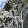 Stúpanie hore skalnou stenou na Adrenalin Klettersteig