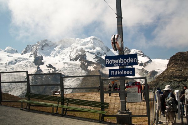Zastávka Rotenboden, v pozadí Breithorn