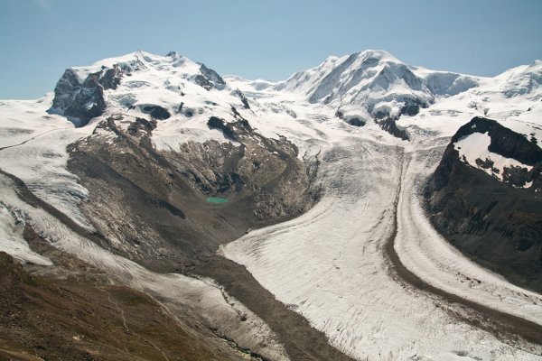 Monte Rosa vľavo, Liskamm vpravo, pod nimi ľadovec Gornergletscher