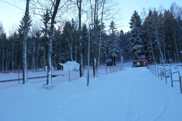 Vľavo je detská lyžiarska škola