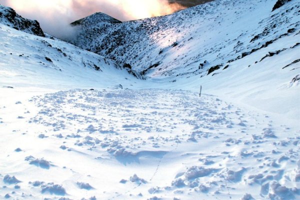 Nános lavíny s označeným miestom lokalizovanej skialpinistky