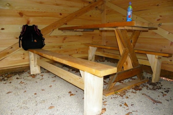 Interiér tvorí drevené sedenie