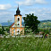 Kostolík v Skalke nad Váhom, vpravo diaľničný most.