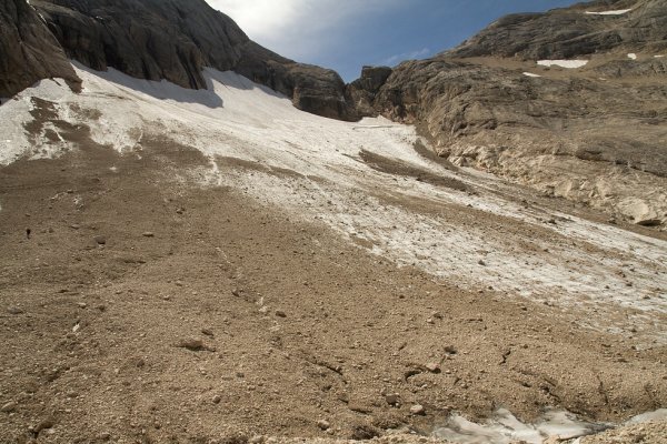 Malý (ale nebezpečný) ľadovec pod sedlom della Marmoleda