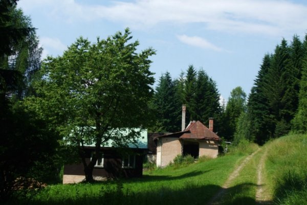 Gáborova chata (Gáborka), vľavo novšia chata Klippberg (foto z knihy Najkrajšie cyklovrcholy)