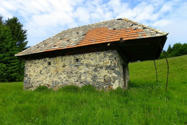 Opustený murovaný salaš na Javorinke (autor foto: Tomáš Trstenský)