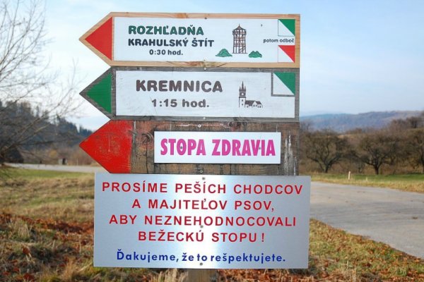 Rázcestník miestneho značenia v obci Krahule (autorka foto: Andrea Grunská)