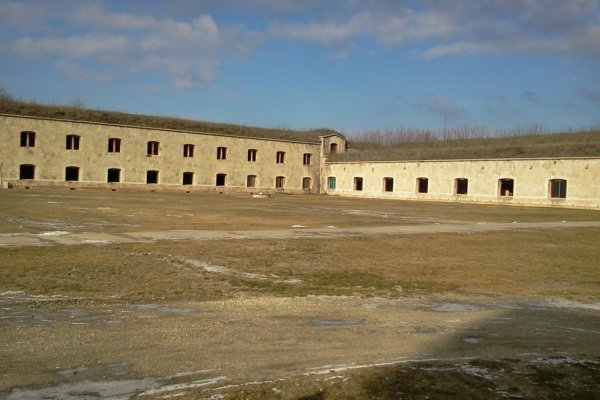 Monostorská pevnosť - tzv. buzerák, kde bývalo až 8000 vojakov