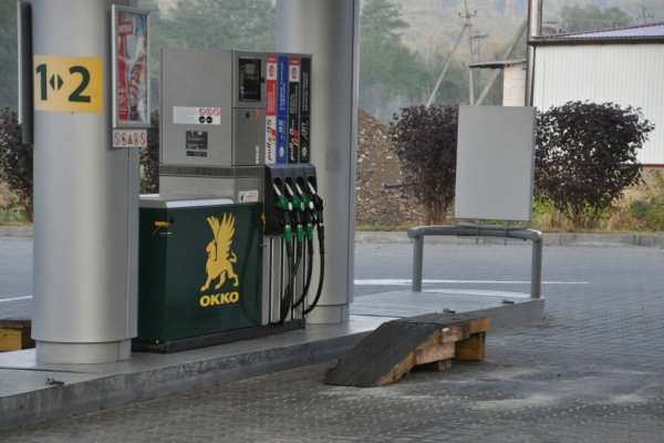 Pikoška z pumpy - drevený nájazd umožní natankovať do nádrže viac paliva, ktoré môžete následne previezť na Slovensko