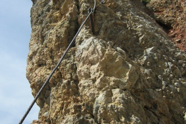 Jubilaums Klettersteig, pevné lano hore rozbitou skalou