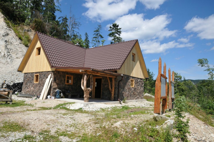 Zrub tesne pred dokončením v júli 2015 (autor foto: Juraj Mucha)