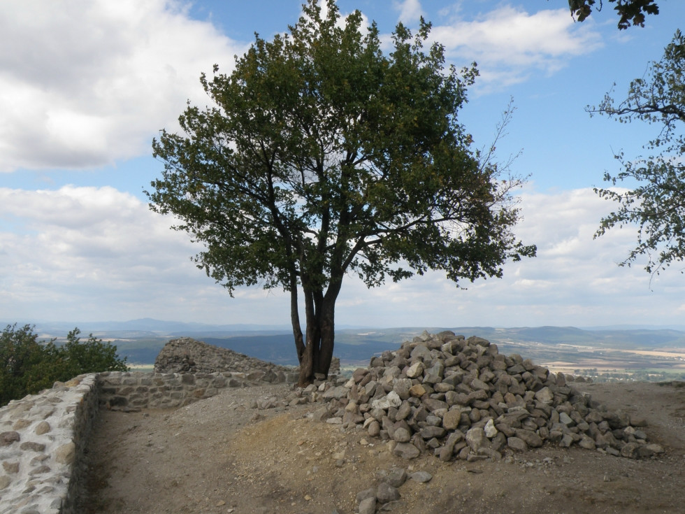 Výhľad z hradu Drégely vár v pozadí kopce na Slovensku