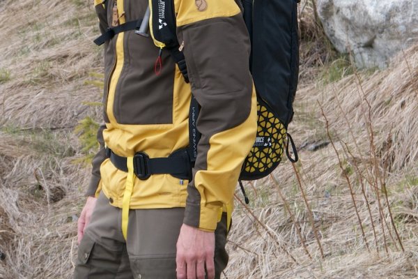 Žltý popruh ide cez rozkrok, čím zabráni vyzlečeniu batoha v prípade pádu lavíny